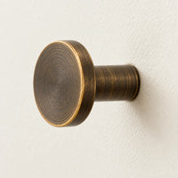 Patère laiton bronze vieilli ronde 20 mm : détail du disque et de la tige