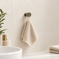 Patère laiton bronze vieilli ronde 20 mm : illustration avec un gant de toilette
