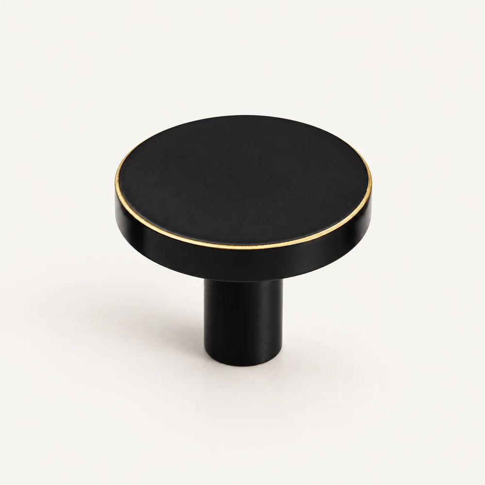 Patère laiton noir et liseré doré ronde 32 mm : vue de face sur fond ivoire
