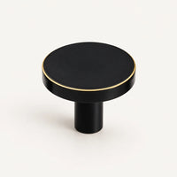Patère laiton noir et liseré doré ronde 32 mm : vue de face sur fond ivoire