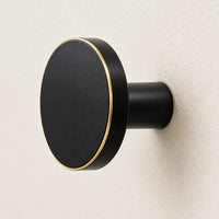 Patère laiton noir et liseré doré ronde 32 mm : détail du disque et de la tige