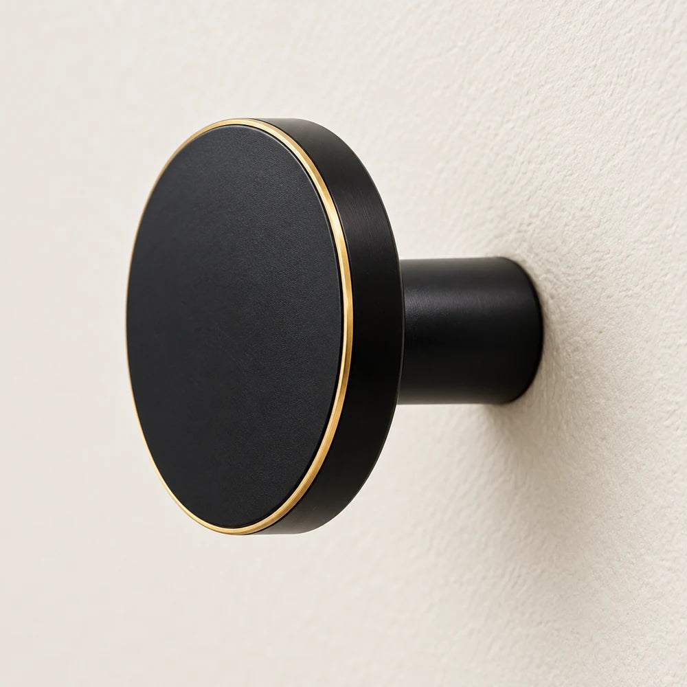 Patère laiton noir et liseré doré ronde 32 mm : détail du disque et de la tige Image