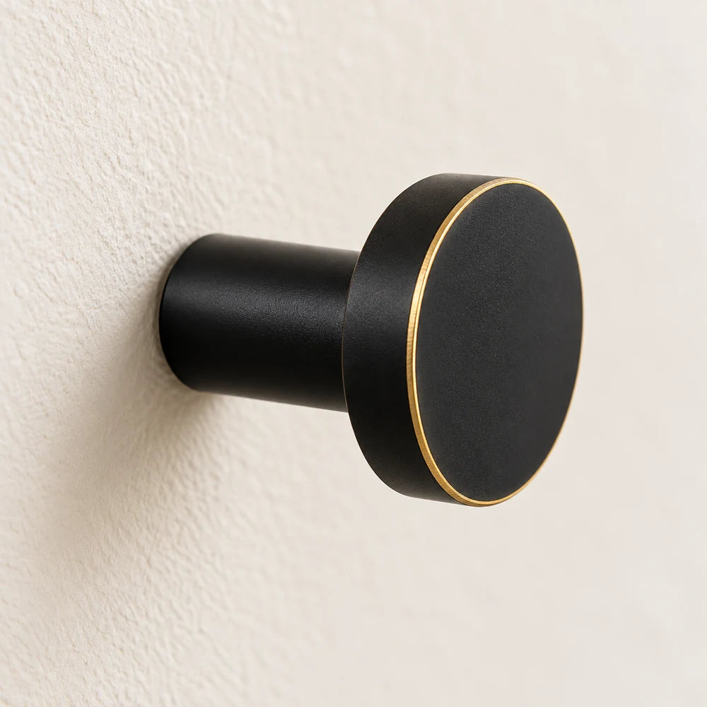 Patère laiton noir et liseré doré ronde 20 mm : détail du disque et de la tige Image