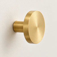Patère laiton doré brossé ronde 32 mm : détail du disque et de la tige