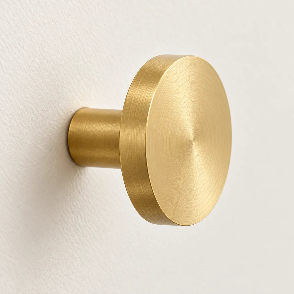 Patère laiton doré brossé ronde 32 mm : détail du disque et de la tige Image