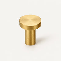 Patère laiton doré brossé ronde 20 mm : vue de face sur fond ivoire