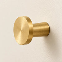 Patère laiton doré brossé ronde 20 mm : détail du disque et de la tige