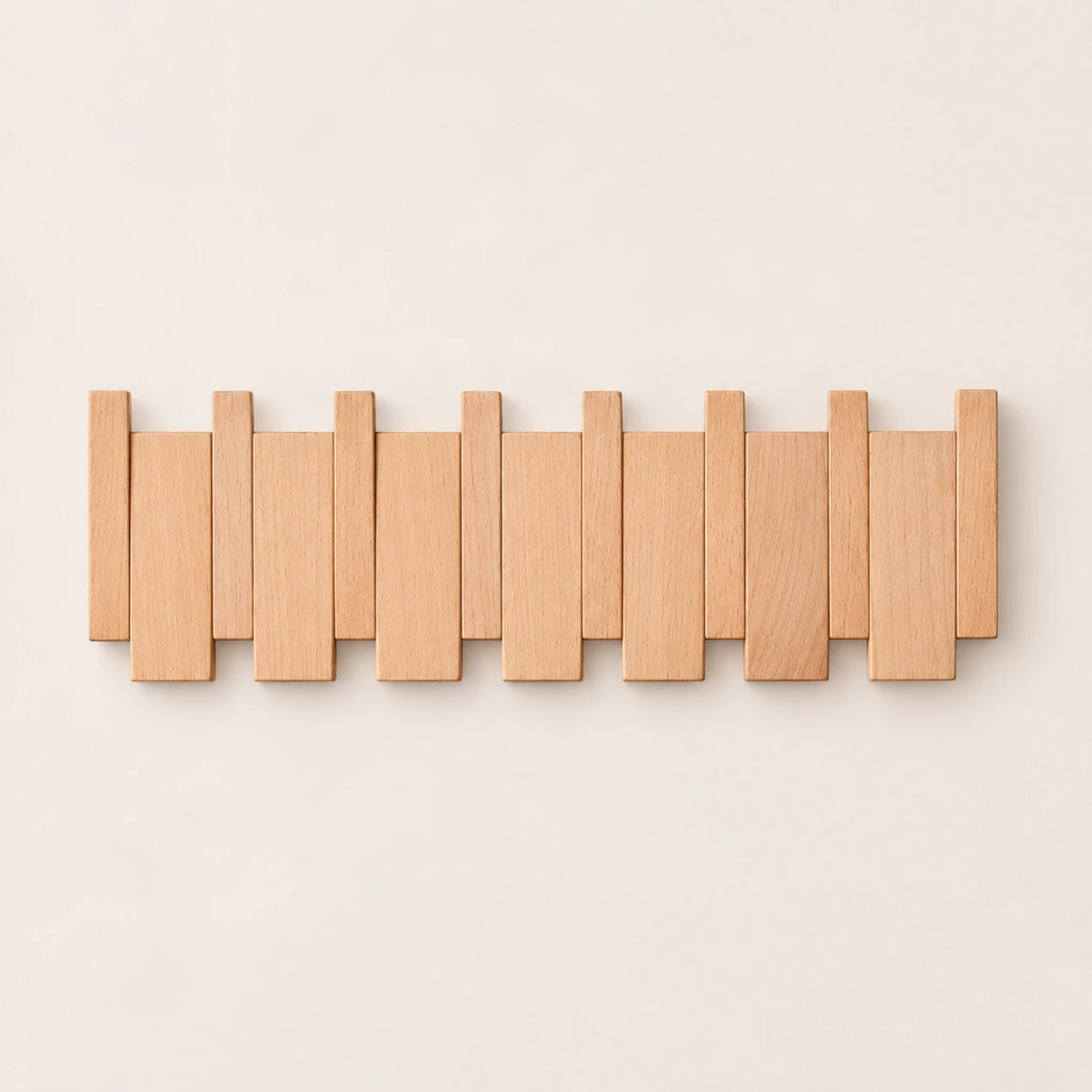 Patère murale en hêtre naturel clair, modèle 6 crochets piano, sur fond beige.