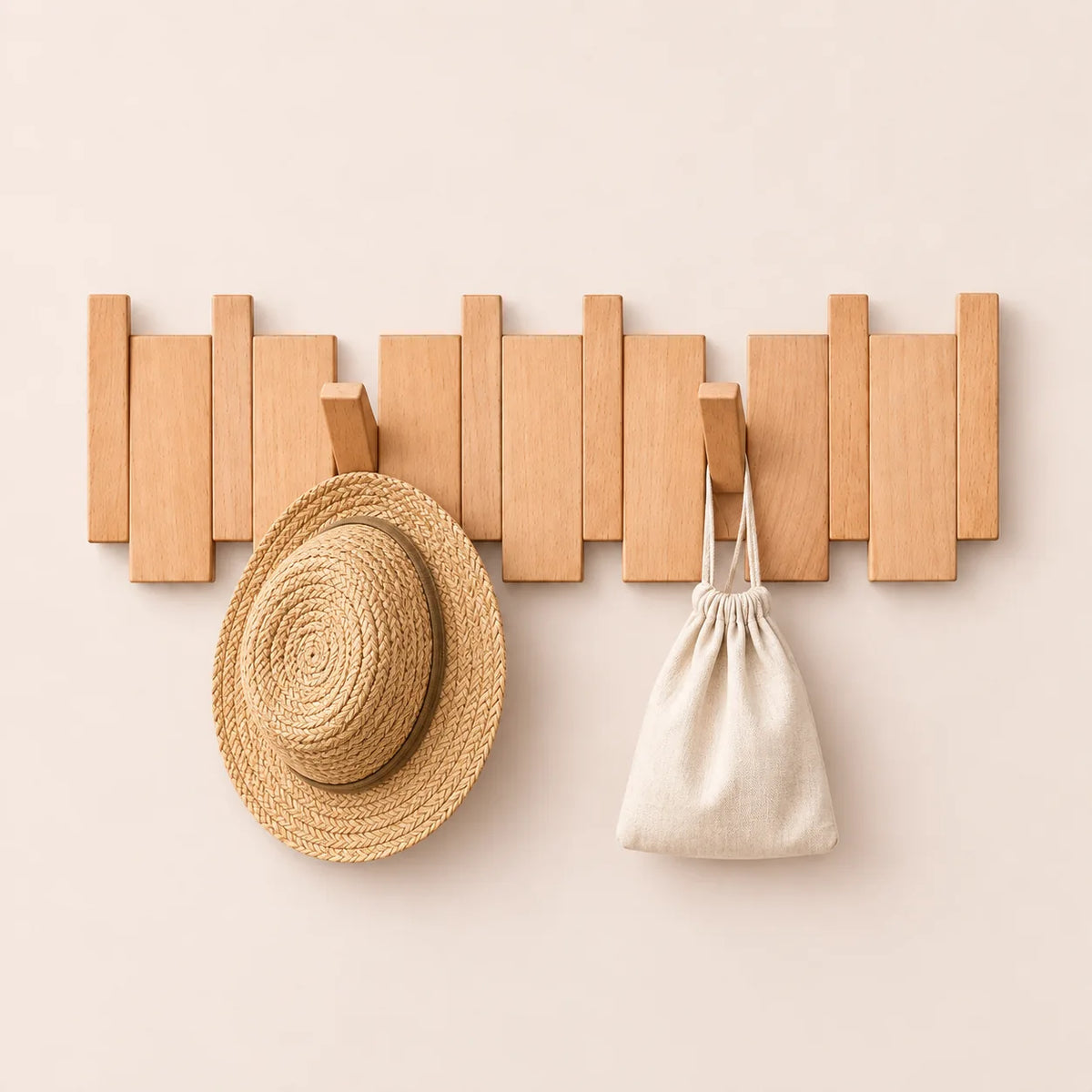 Patère hêtre naturel clair 6 crochets avec chapeau et petit accessoire suspendus.