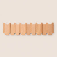 Patère murale en hêtre naturel clair, modèle 8 crochets piano, sur fond beige.