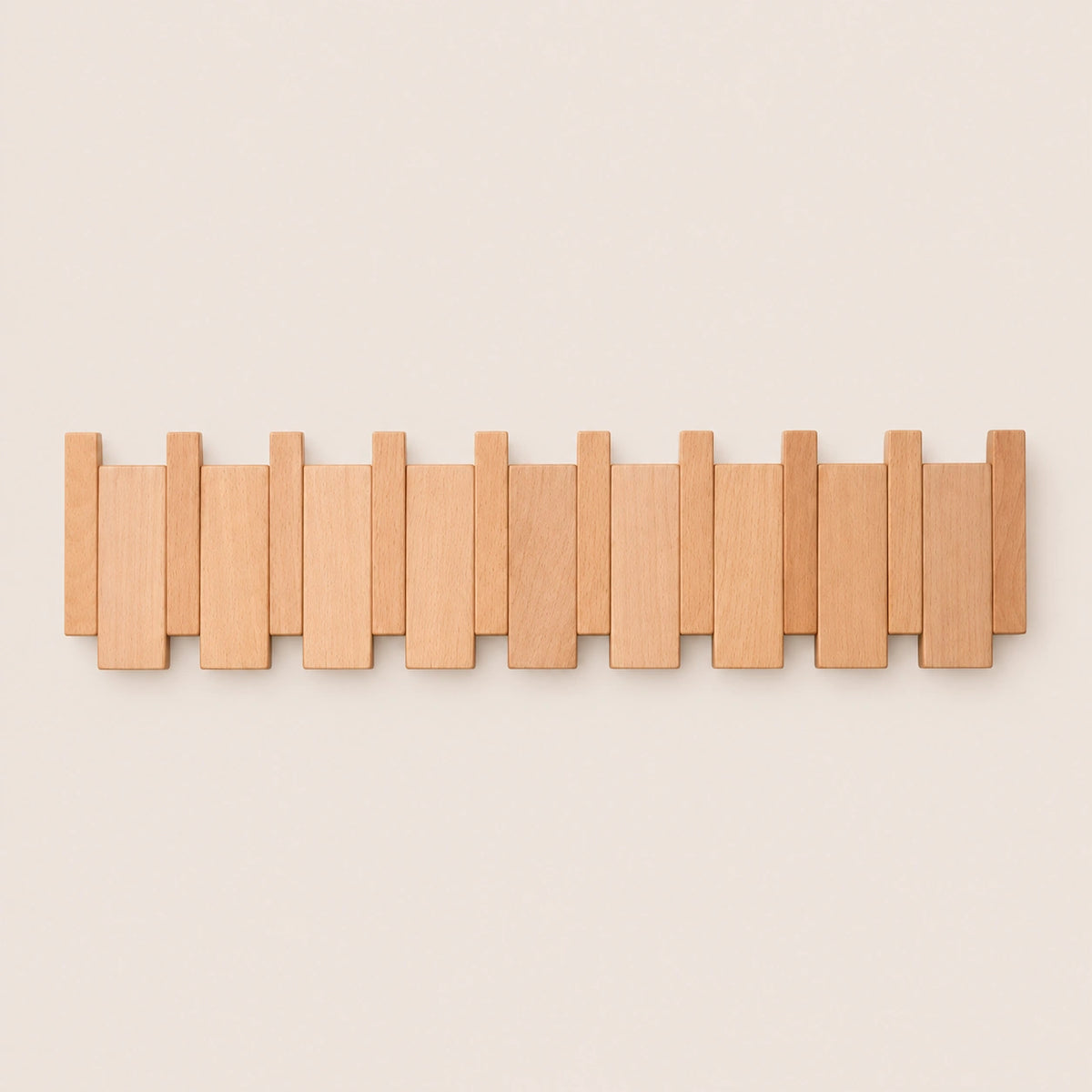 Patère murale en hêtre naturel clair, modèle 8 crochets piano, sur fond beige.