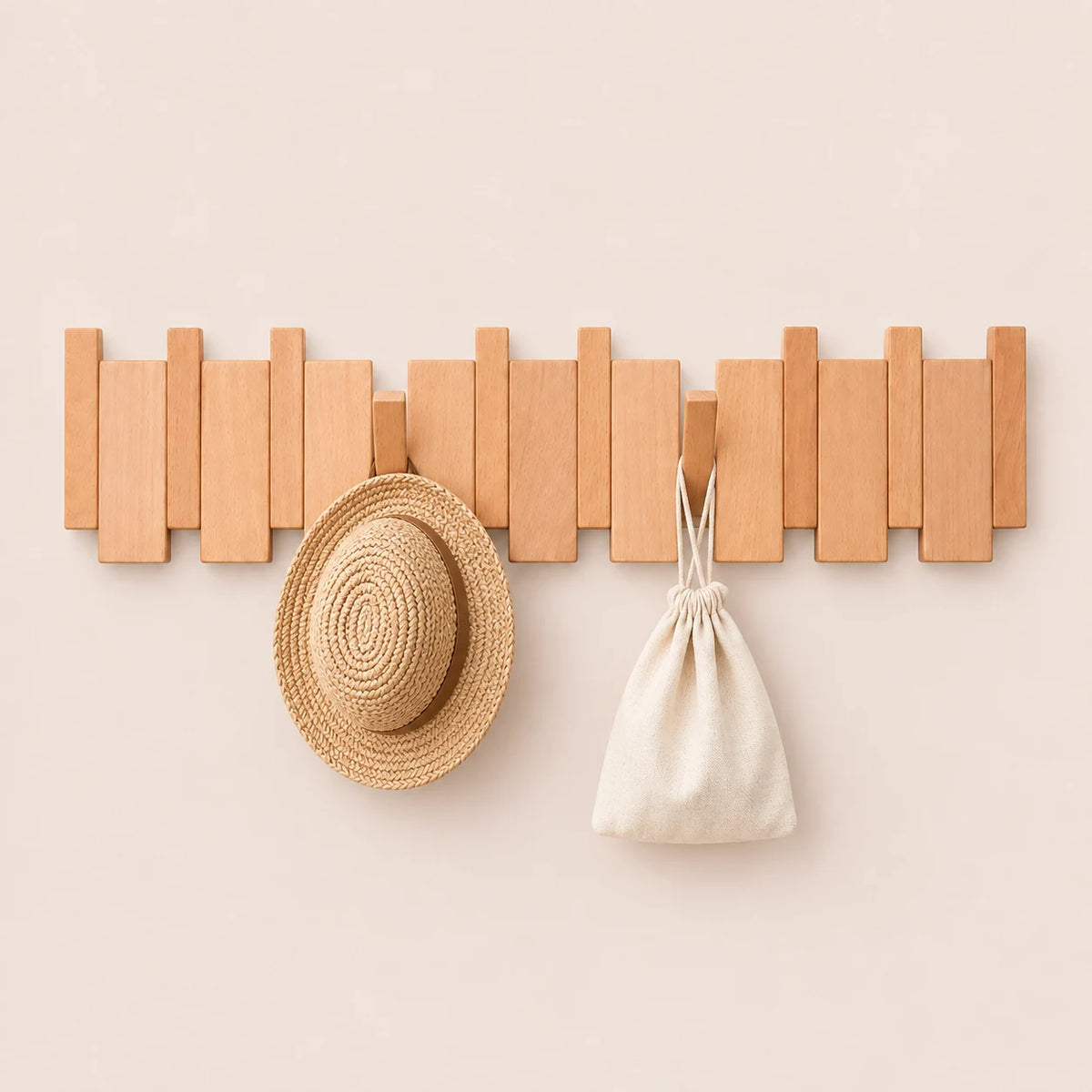 Patère hêtre naturel clair 8 crochets avec chapeau et petit accessoire suspendus.