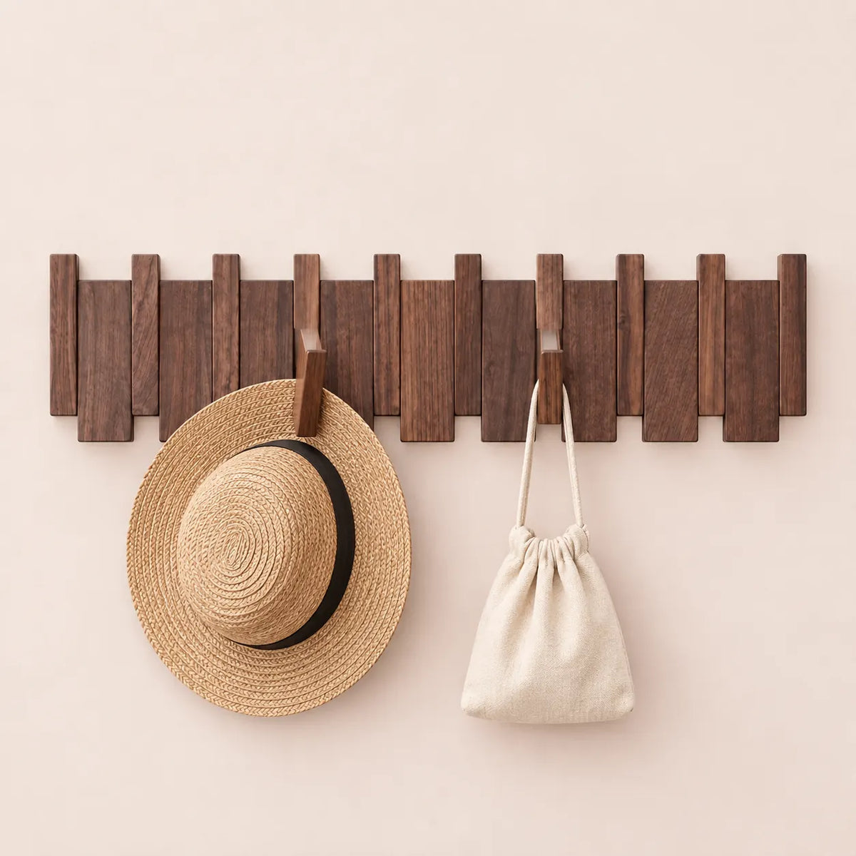 Patère noyer foncé 8 crochets avec chapeau et petit accessoire suspendus.