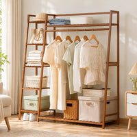 Penderie ouverte en bambou brun simple 130 cm : mise en scène dans une chambre