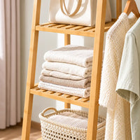 Penderie ouverte en bambou naturel simple 80 cm : détail de la colonne d’étagères