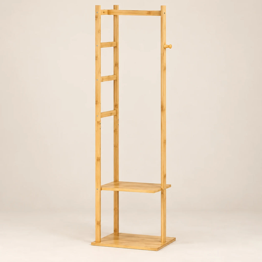 Finition bambou naturel du porte-manteau à deux tablettes