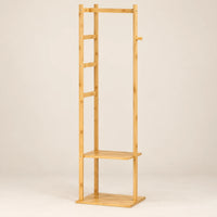 Finition bambou naturel du porte-manteau à deux tablettes
