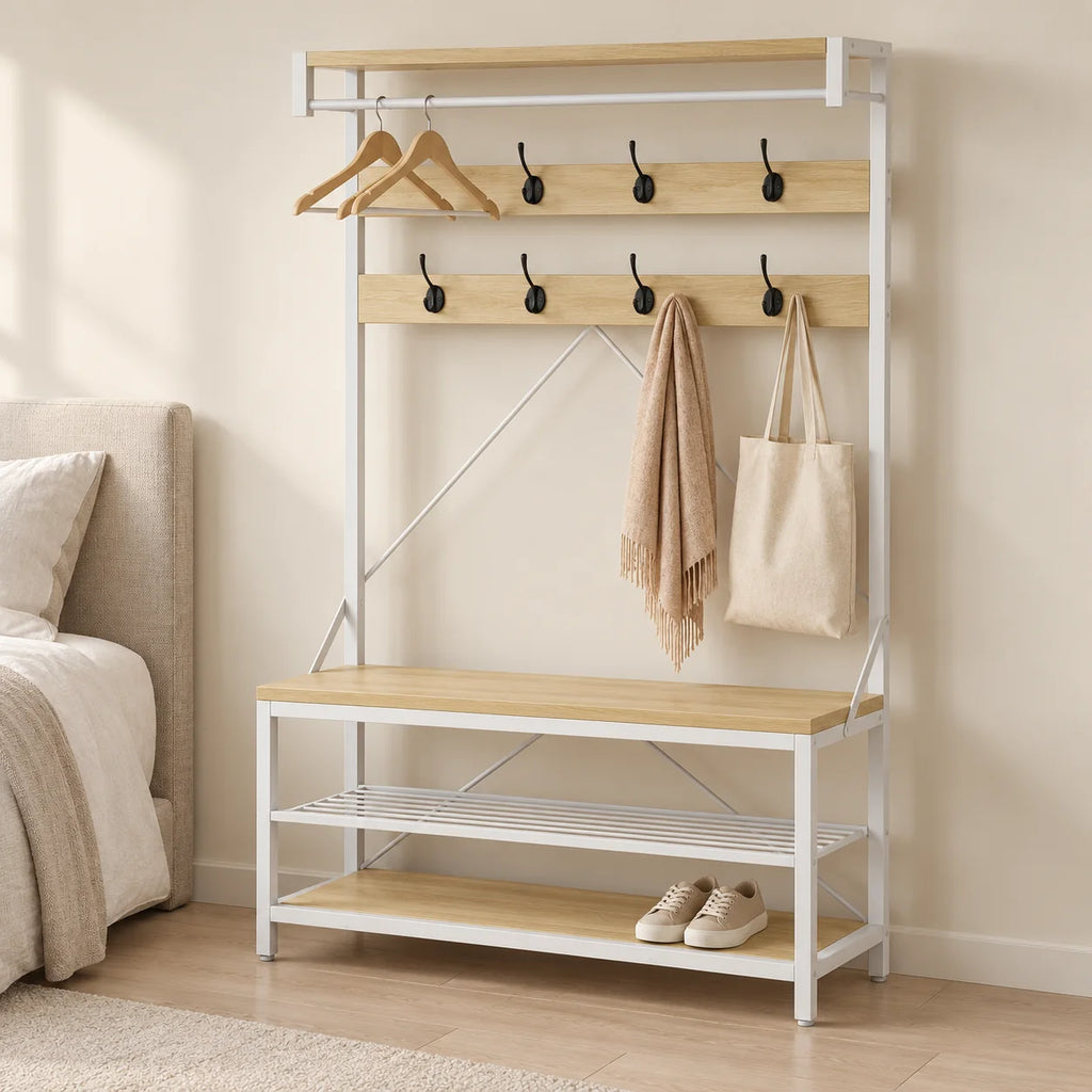 Meuble bois clair et blanc dans une chambre, accessoires de mise en scène non inclus