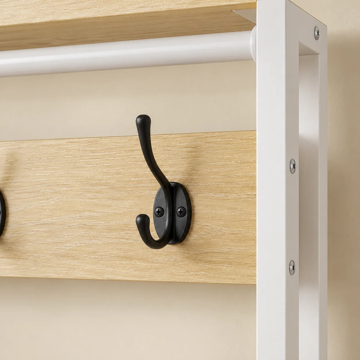 Détail de finition du meuble bois clair et blanc