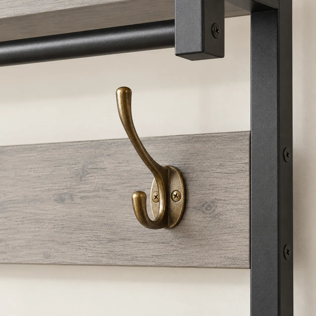 Détail de finition du meuble gris et noir