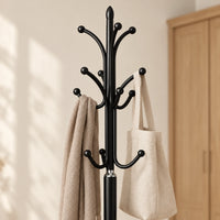 Porte-manteau moderne noir base marbre 180 cm : finition et accessoires en situation
