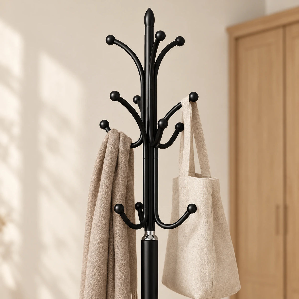 Porte-manteau moderne noir base marbre 180 cm : finition et accessoires en situation