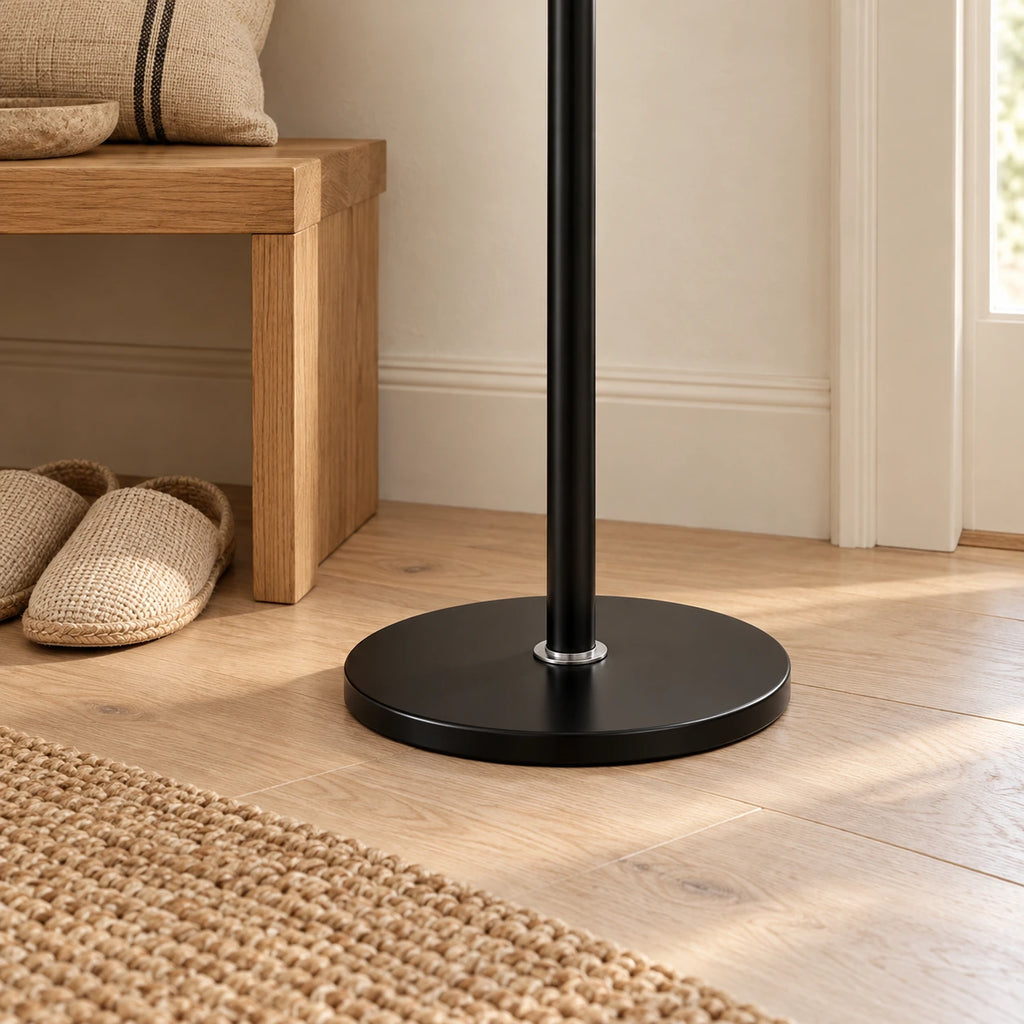 Porte-manteau moderne noir base plastique 175 cm : détail en situation avec accessoires
