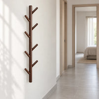 Porte-manteau mural arbre café 80 cm, 8 crochets, dans un couloir clair