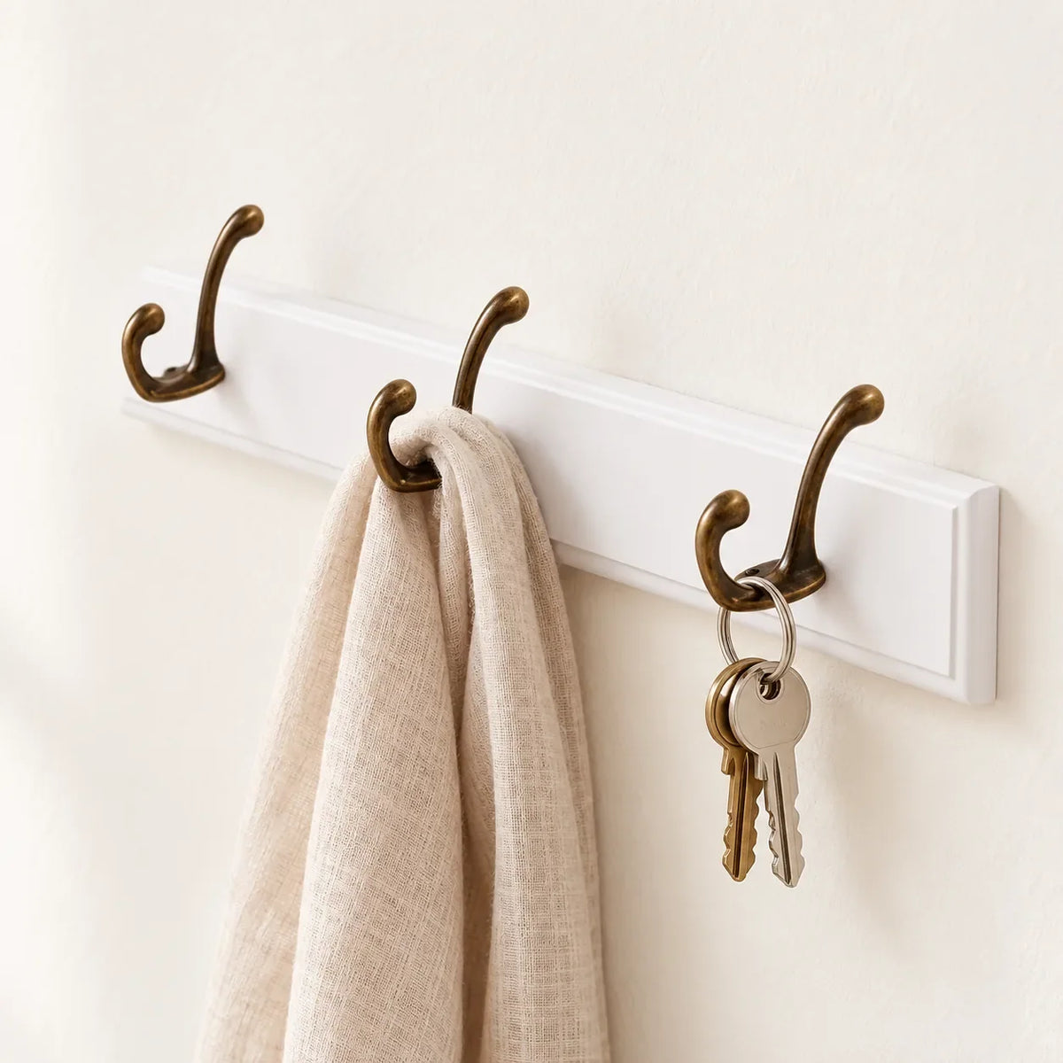 Porte-manteau mural en pin blanc, 3 crochets, 28 cm : utilisation