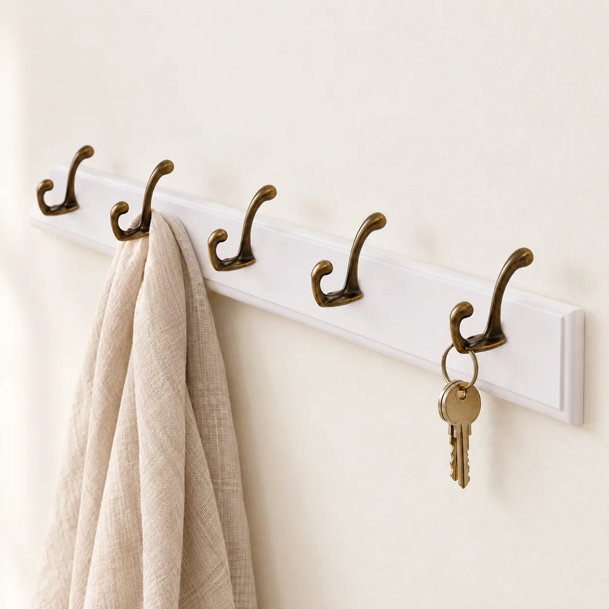Porte-manteau mural en pin blanc, 5 crochets, 48 cm : utilisation