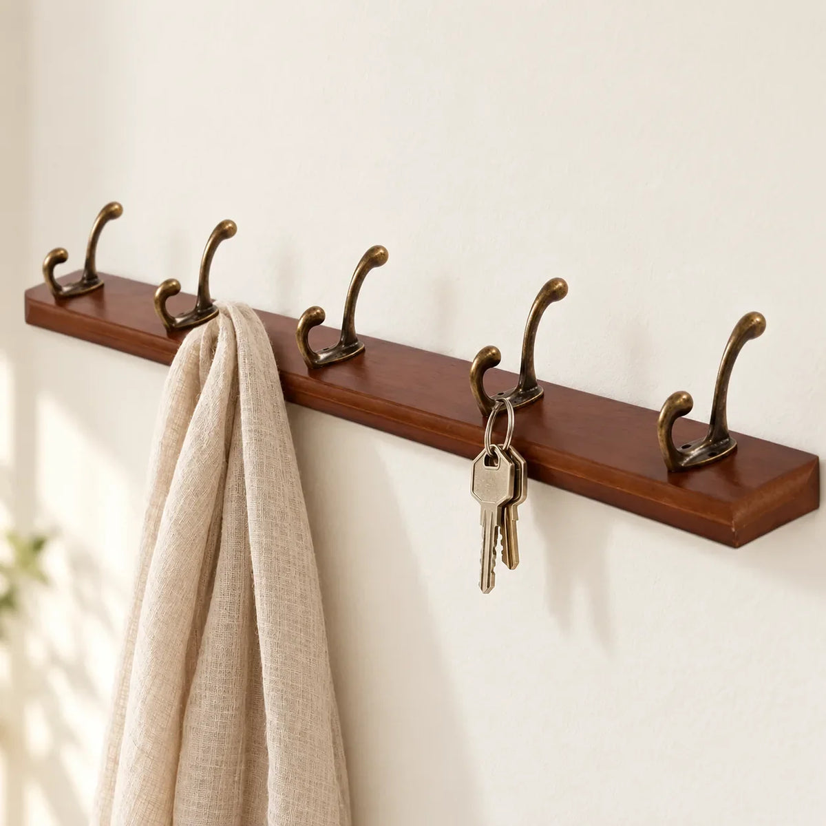 Porte-manteau mural en pin brun, 5 crochets, 48 cm : utilisation