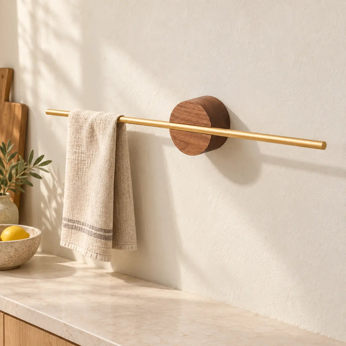 Porte-serviettes mural noyer et aluminium doré 40 cm : cuisine (mise en scène illustrative)