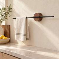 Porte-serviettes mural noyer et aluminium noir 40 cm : cuisine (mise en scène illustrative)