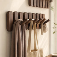 Porte-manteau mural noyer avec manteau accroché, profil bois massif