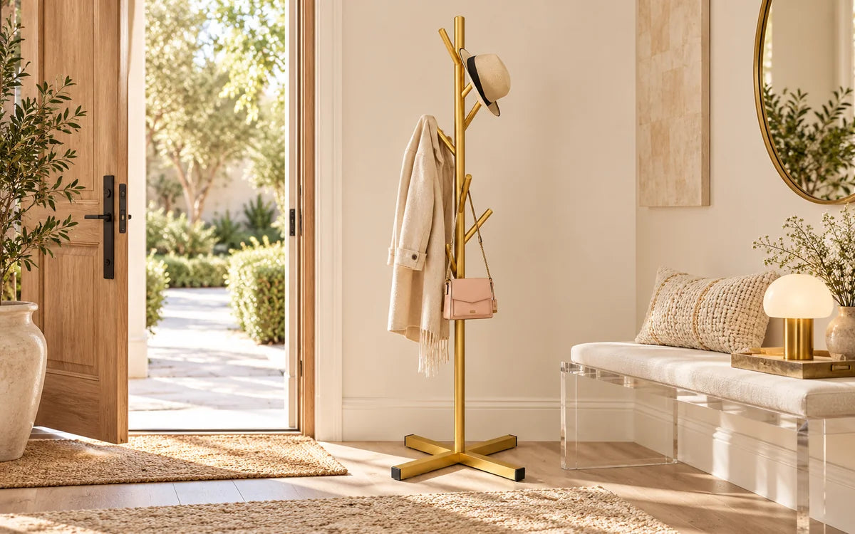 Entrée accueillante avec porte-manteau doré et quelques manteaux Image