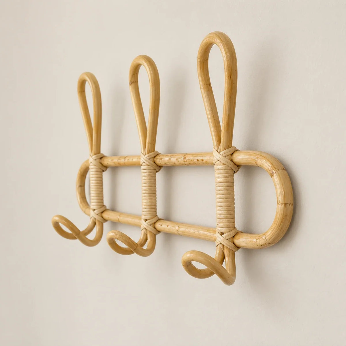 Vue de profil des crochets recourbés et du cadre en rotin