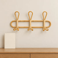 Porte-manteau en rotin 40 cm avec un carnet pour illustrer les proportions