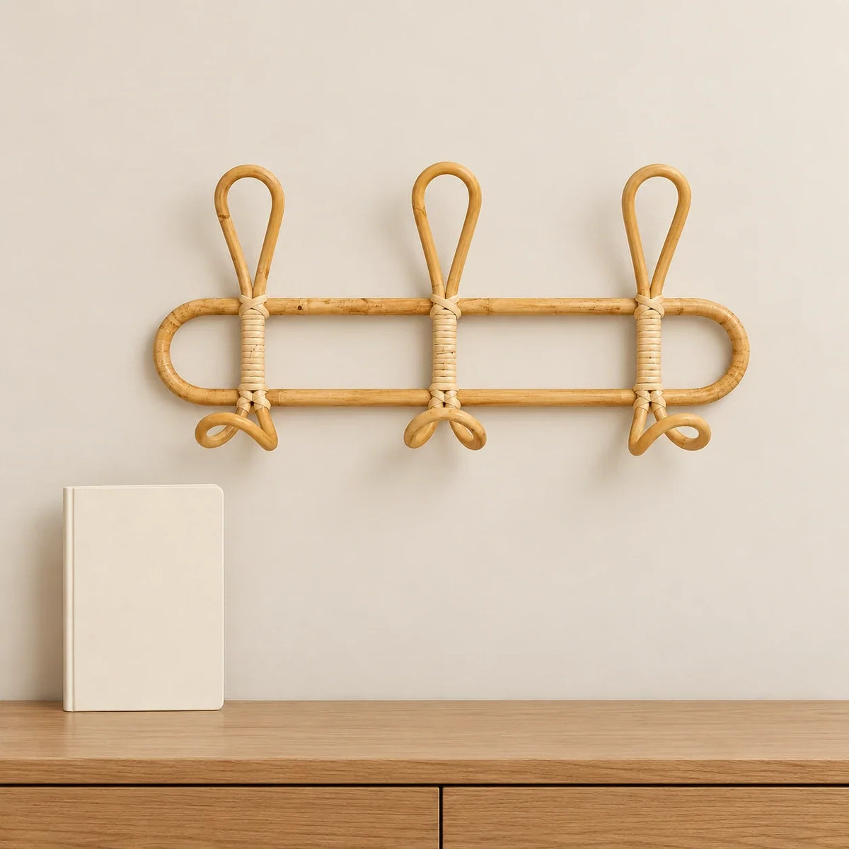 Porte-manteau en rotin 40 cm avec un carnet pour illustrer les proportions