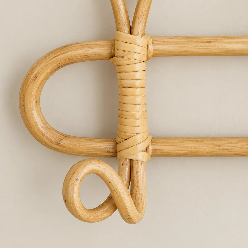 Détail des fibres de rotin et des liens autour des crochets