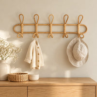 Mise en situation du porte-manteau 5 crochets dans une chambre, accessoires non inclus