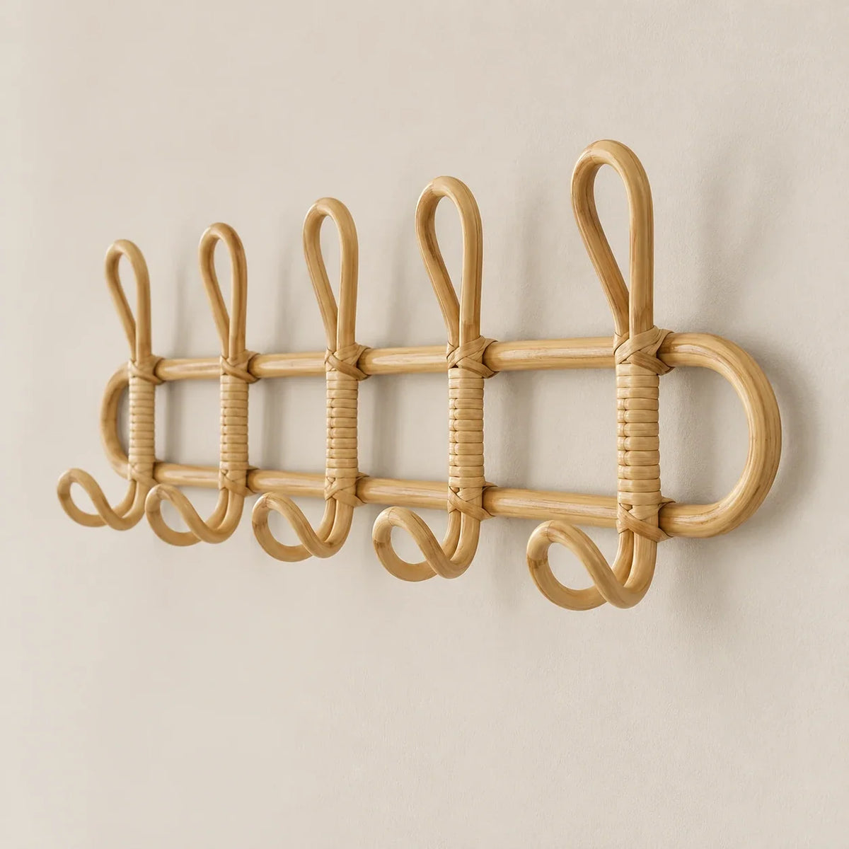 Vue de profil des crochets recourbés et du cadre en rotin