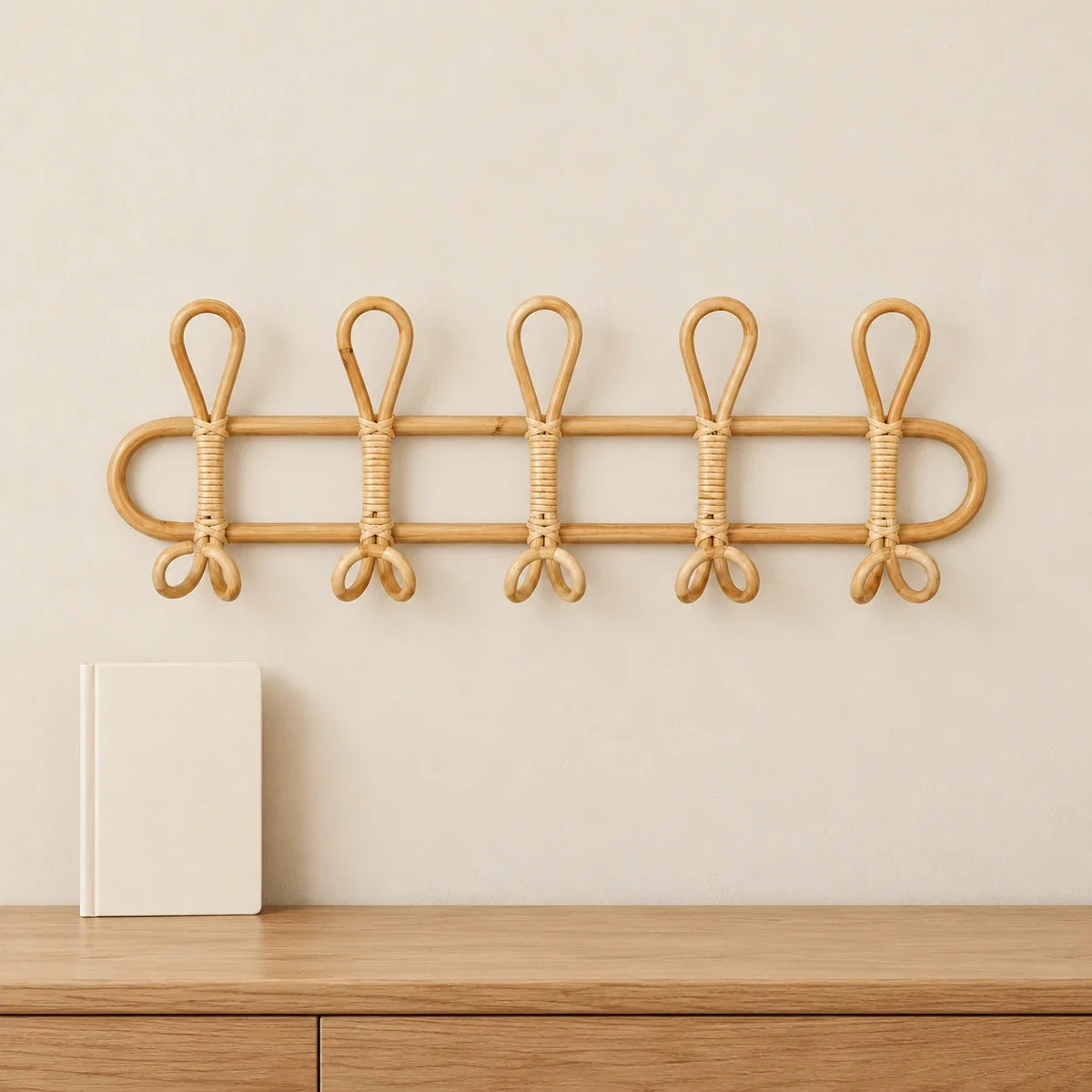Porte-manteau en rotin 58 cm avec un carnet pour illustrer les proportions