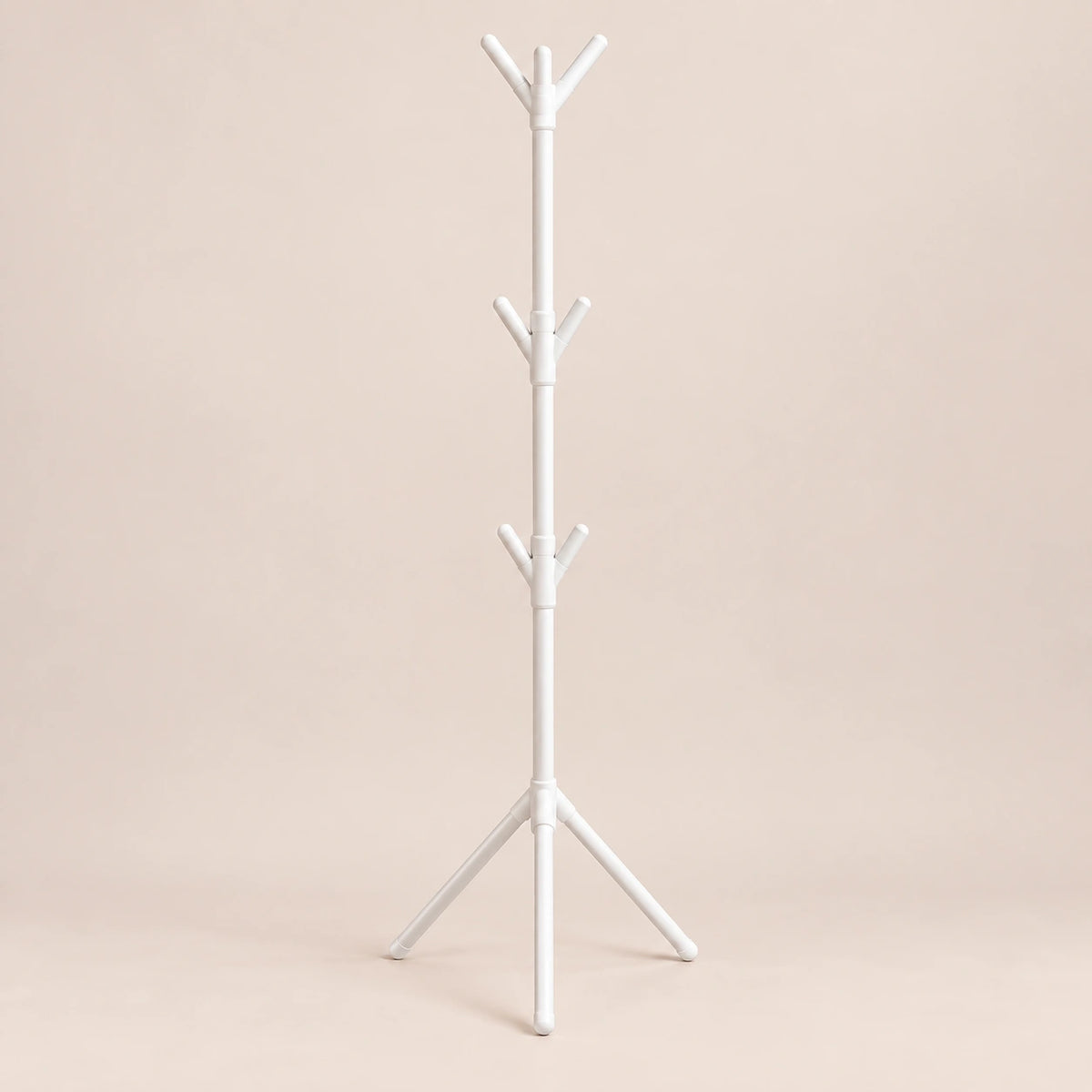 Porte-manteau sur pied blanc 9 crochets arbre - vue principale sur fond beige