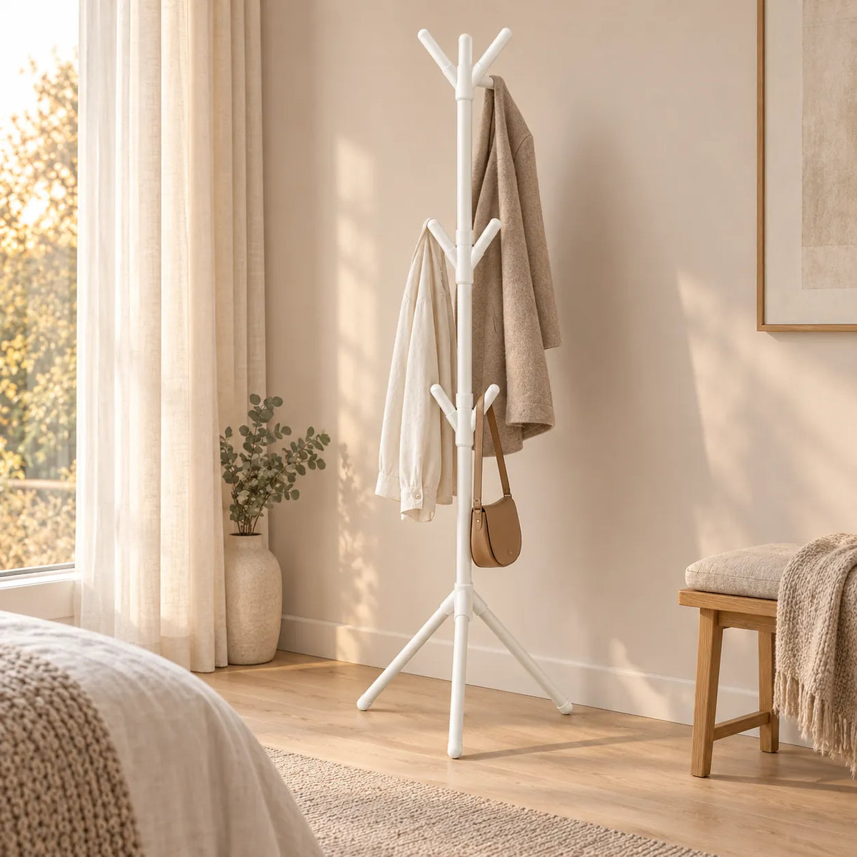 Porte-manteau sur pied blanc 9 crochets arbre - ambiance dans un dressing contemporain