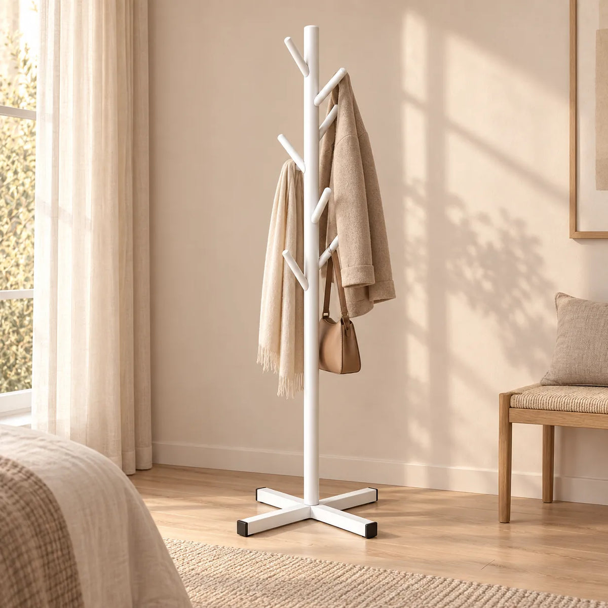 Porte-manteau sur pied blanc arbre 8 crochets - ambiance dans un dressing contemporain