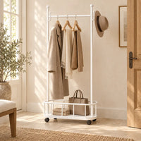 Porte-manteau sur pied métal blanc 60 cm - portant à roulettes - mise en scène dans une entrée