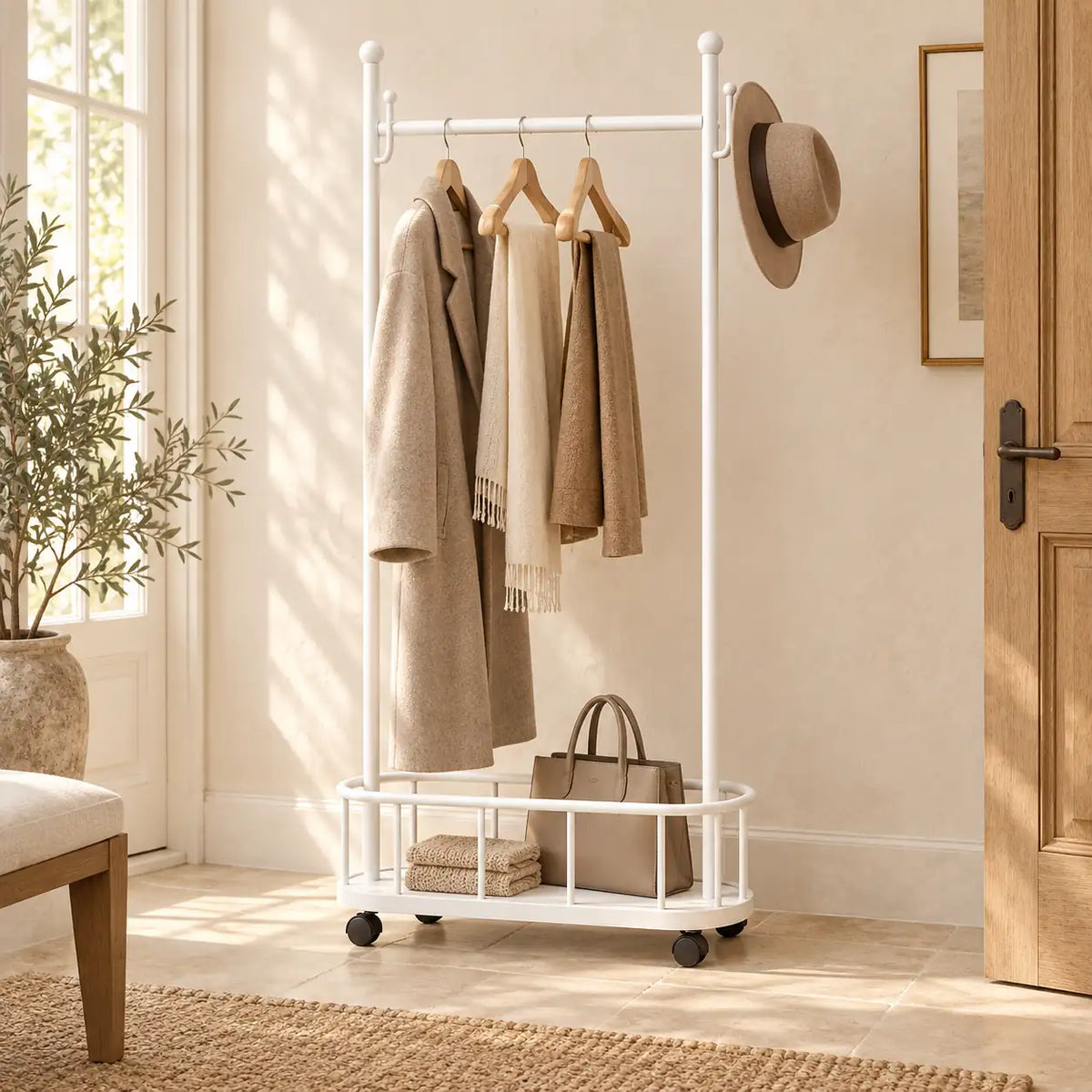 Porte-manteau sur pied métal blanc 60 cm - portant à roulettes - mise en scène dans une entrée Image