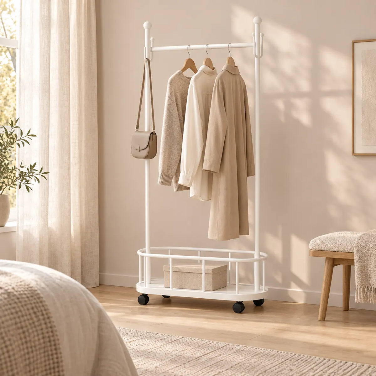 Porte-manteau sur pied métal blanc 60 cm - portant à roulettes - ambiance dans un dressing contemporain