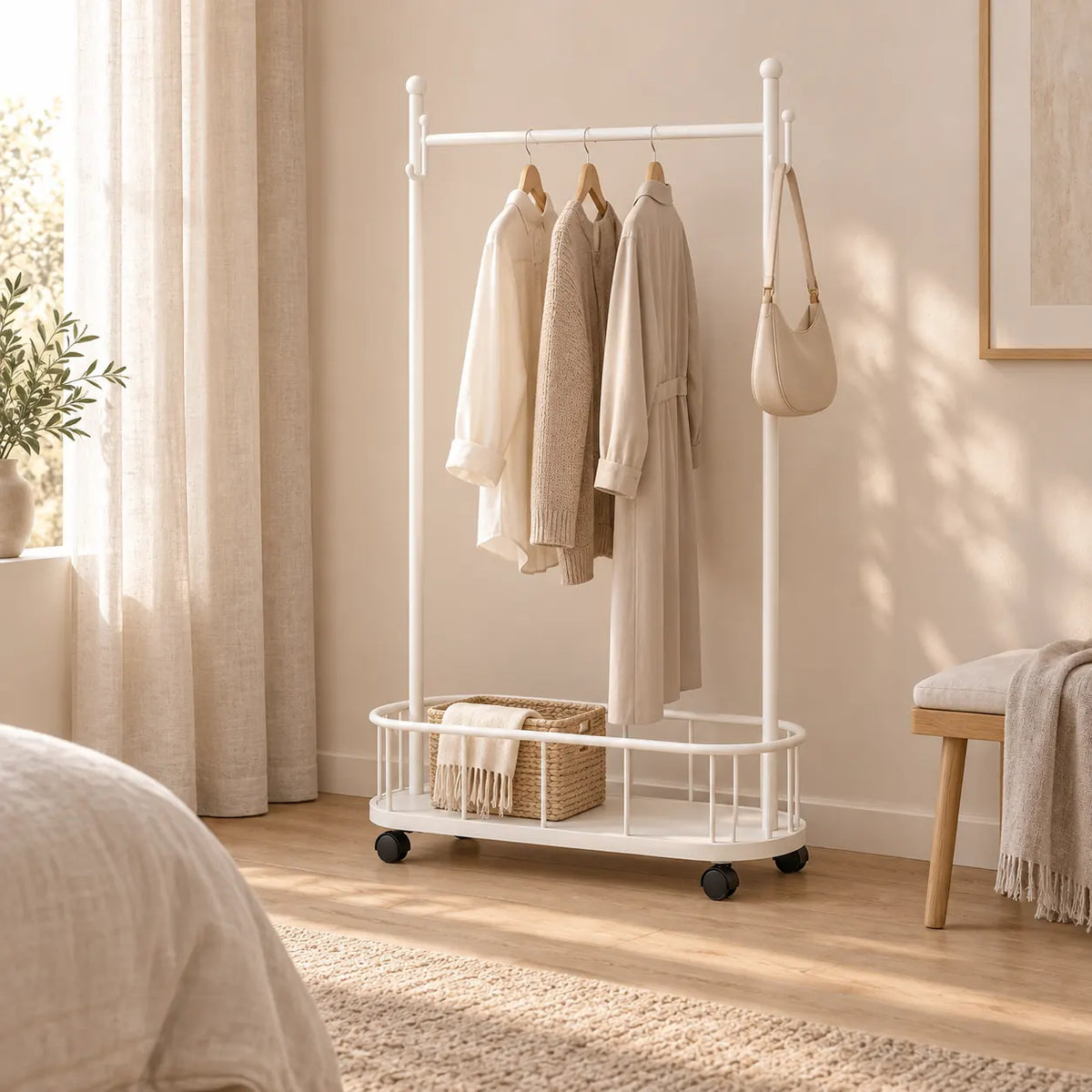 Porte-manteau sur pied métal blanc 80 cm - portant à roulettes - ambiance dans un dressing contemporain