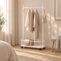 Porte-manteau sur pied métal blanc 80 cm - portant à roulettes - ambiance dans un dressing contemporain